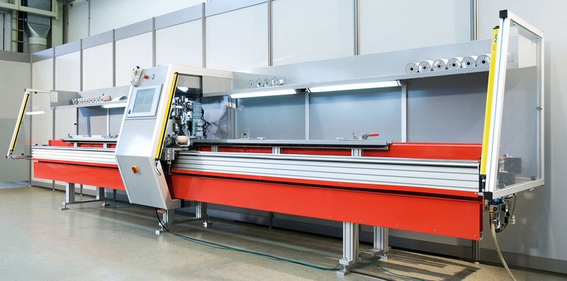 Die sechs Hubsäulen, auf denen die Fädelmaschine ruht, dienen der ergonomischen Anpassung des Arbeitstisches an die Arbeitshöhe der jeweiligen Mitarbeiter. Bild: RK Rose+Krieger (Archiv: Vogel Business Media)
