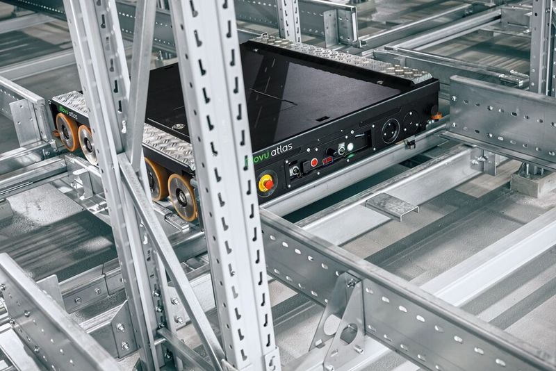 La solution mise en œuvre sur le site de Rumst associe Movu Atlas, un système de stockage et de prélèvement automatisé (ASRS) de nouvelle génération basé sur des navettes, au premier déploiement complet de Movu OPS, le logiciel d’exécution logistique (WES). (Source : Movu Robotics)