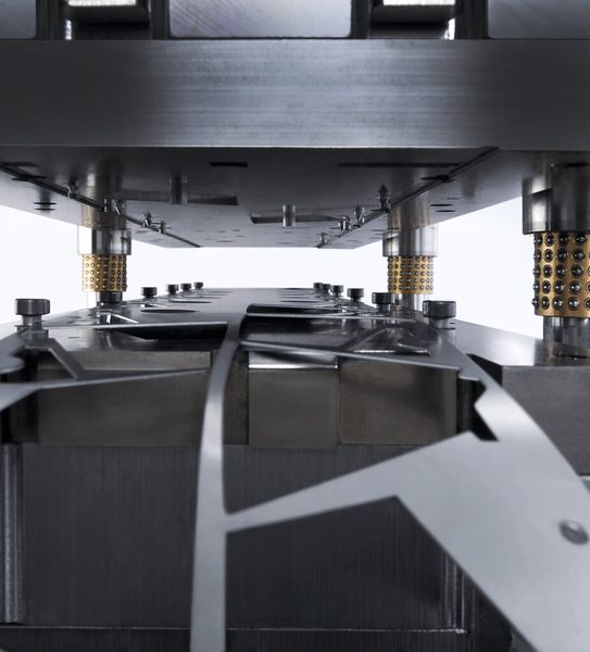 Komplettanlagen, die stanzen, perforieren, ziehen oder prägen und mit Schweißaufgaben bei frei programmierbarem Geschwindigkeitsverlauf verbinden. (Bild: Weil Engineering)
