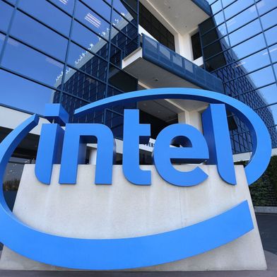 Der Chip-Hersteller Intel kämpft schon länger mit dem Wettbewerb. Nachdem die Strategie, die Pat Gelsinger, der letzte Chef von Intel, nicht so richtig aufgegangen ist, soll nun ein neuer-alter Entscheider alles ins Lot bringen: Der Chip-Experte Lip-Bu Tan ... (Bild: Intel)