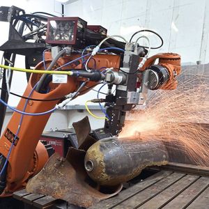 Kerben, um zu entschärfen: Ein robotergeführter Laser bearbeitet den Mantel bisher nicht gezündeter Bomben, sogenannter Blindgänger.