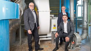 Peter Hofer, UFA (links), Viktor Borner, Bühler (im Hintergrund), und Patrik Herburger-Rauter vor der Neuinstallation. (Bild: ABB)