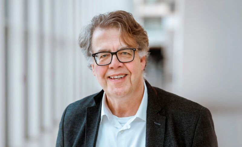 Benedikt Kind, Leiter Recht und Regulierungsgrundsätze beim Bundesverband Breitbandkommunikation e.V. (BREKO): „Die Umsetzung der NIS2-Regeln birgt aktuell für betroffene Unternehmen vor allem zwei Herausforderungen: Fehlende Umsetzungszeit und mangelnde Rechtssicherheit. Viele kleinere und mittlere Unternehmen werden erstmals mit einem derart anspruchsvollen Sicherheitsniveau konfrontiert, sodass die praktische Umsetzung der Anforderungen nicht in jedem Fall sofort reibungslos funktionieren wird.“ (Bild: Henning Hattendorf/BREKO)