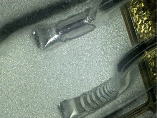 Bild 5: Aufnahme eines Standard-Bondfußes (oben) und eines mittels Lasertechnik mit Spalten versehenen Bondfußes (unten). (Bild: TU Berlin)