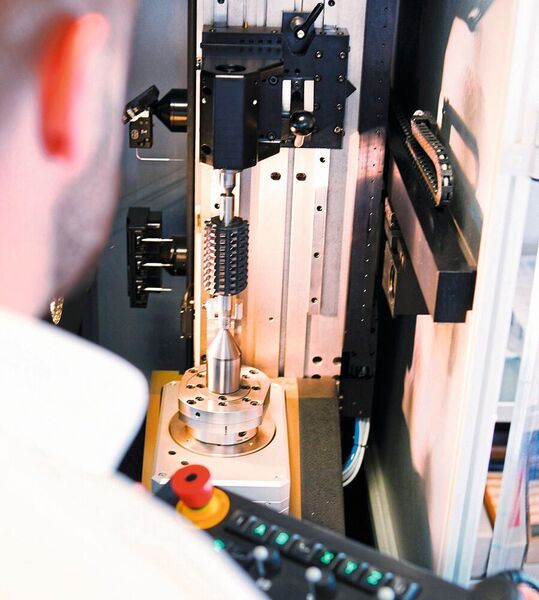 Zahn um Zahn hat die Qualitätskontrolle bei Hommel+Keller alles genau unter der Lupe. Dabei wird jedes Fräswerkzeug optisch und/oder taktil vermessen und geprüft, informiert das Unternehmen. Etwa mithilfe des Systems Werth Scope Check 500. (Hommel+Keller Präzisionswerkzeuge)
