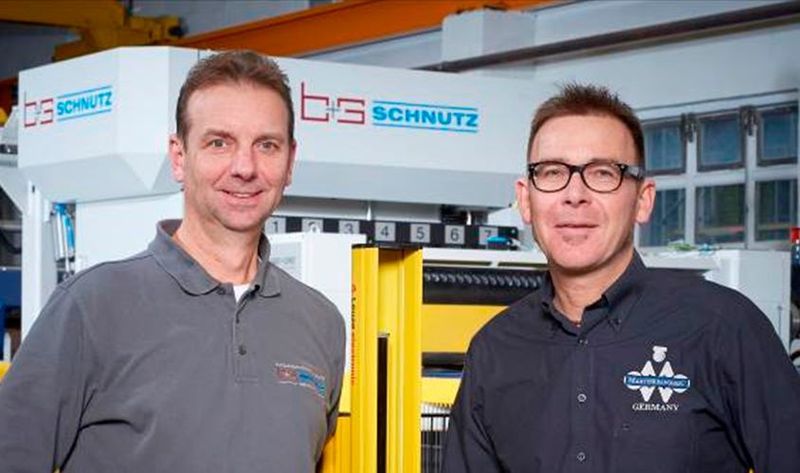 „Unserer Erfahrung nach ist die Richteinheit das wesentliche Qualitätsmerkmal einer jeden Anlage“, erklärt Dipl.-Ing. Thomas Rünker (rechts im Bild), Projektleiter der Martinrea Honsel Germany GmbH. „Damit diese auch unsere Anforderungen erfüllt, ist eine gute, zuverlässige und regelmäßige Wartung essenziell für uns, denn nur so können Stillstände zuverlässig vermieden werden.“ (Links im Bild ist Alexander Niessen, Technischer Leiter bei Schnutz, zu sehen.) (Martinrea Honsel Germany)