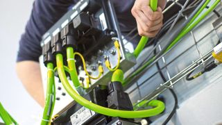 Mit ihrer integrierten Antriebselektronik lassen sich die Servomodule Lexium 62 ILM flexibel verkabeln. (Bild: Schneider Electric)