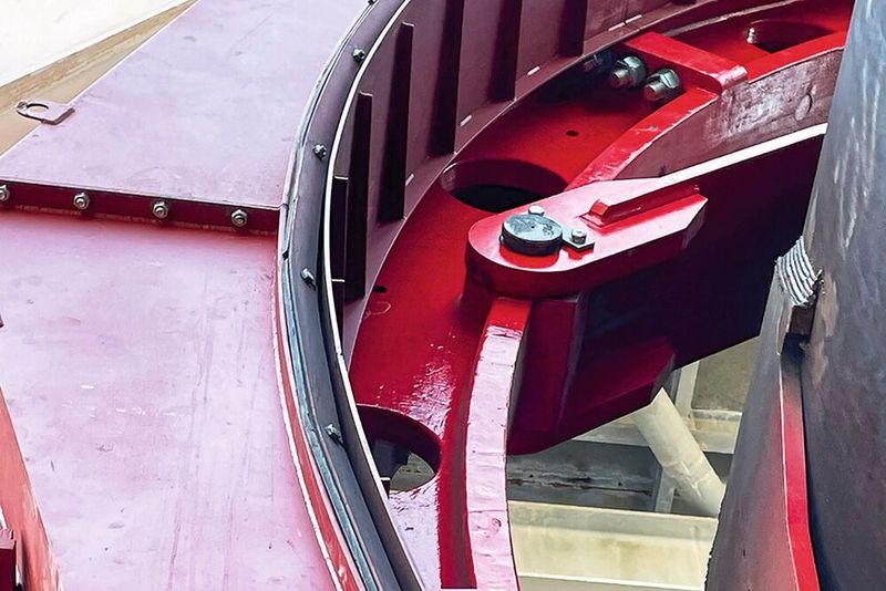 Die Verbindung zwischen Zahnkranz und Ofenmantel erfolgt über Blattfedern, die eine flexible und zugleich robuste Kopplung ermöglichen.(Bild:  SEW)