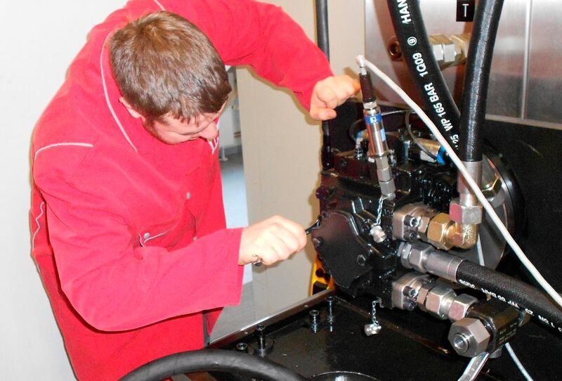 Die Effektivität einer Baumaschine steht und fällt mit der Qualifikation der Menschen die sie hegen und pflegen. (Bild: Internationale Hydraulik Akademie (IHA))