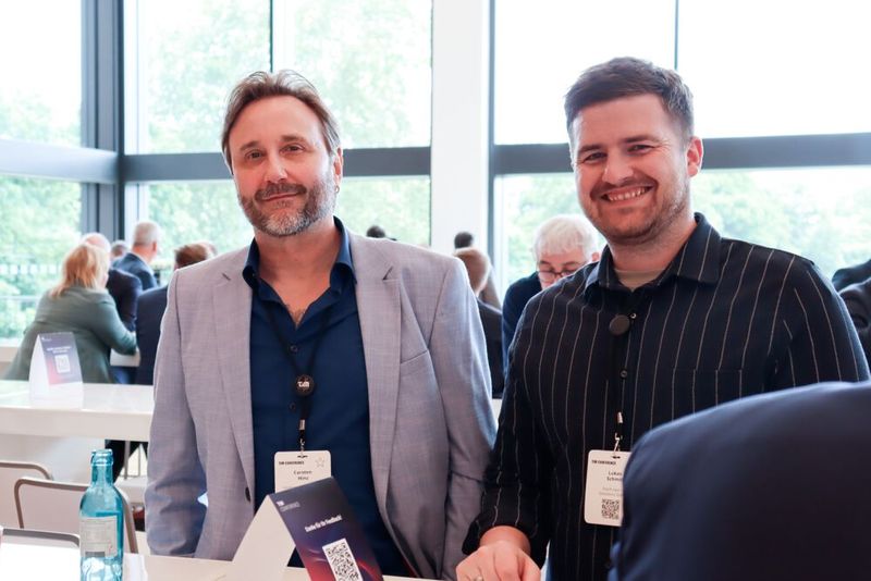 Carsten Hinz u. Lukas Schmitt (hoch.rein IT solutions) sind sich einig – dieser Tag macht Spaß. (Bild: TIM AG)