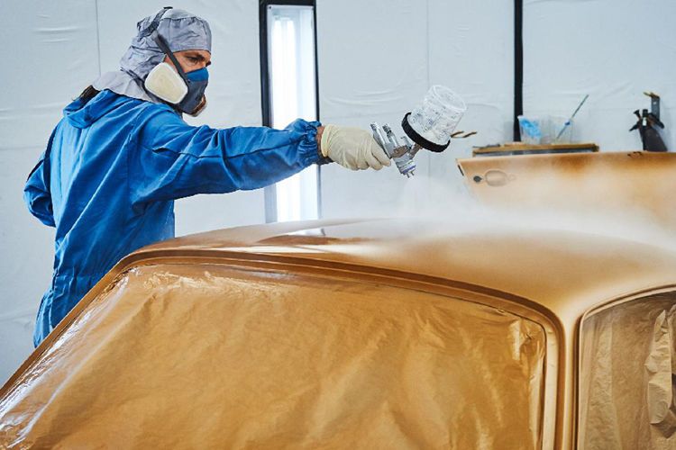 Anschließend bekam der 993 seinen goldenen Anstrich. (Bild: Porsche)