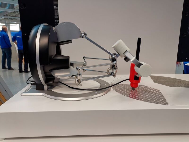 Mittels eines ferngesteuerten Roboterarms konnte der Besucher verschiedene Oberflächen durch eine Computermaus spüren. (Vogel Communications Group)