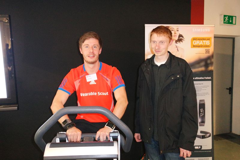 (l.) André Schöne, ENO zeigt Christian Grünert, Gc-Handy, wie die neuen Sport-Gadgets funktionieren (Bild: IT-BUSINESS)
