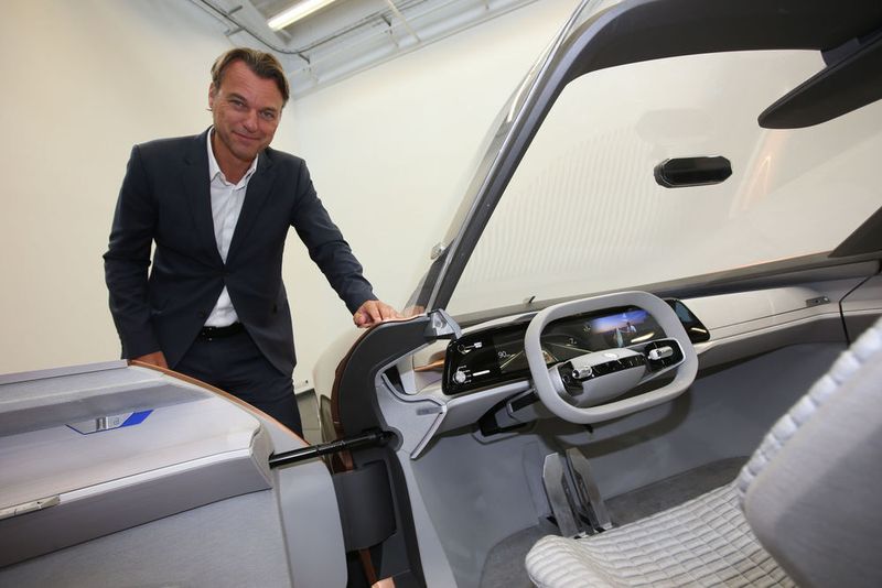Das Designteam um Renaults Chefgestalter Laurens van den Acker interpretiert mit dem Konzeptfahrzeug die neuen Möglichkeiten des Innenraums in Zeiten automatisierten Fahrens. (Renault)