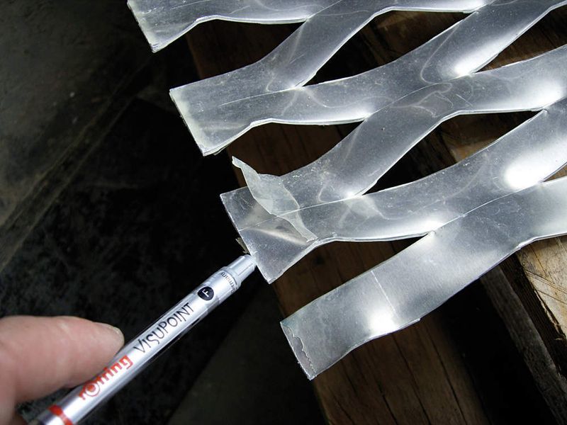 Bild 2: Aufgrund einer fehlenden Konversionsschicht hat sich nach einem etwa sechs Wochen dauernden Bewitterungstest der Klarlackfilm vom Substrat gelöst. Bilder: IFO (Archiv: Vogel Business Media)