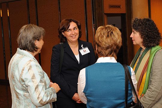 Intensiver Austausch (v.li): Doris Kümmet (Vogel Business Media), Cathleen Finke (AutoDo), Elke Günter (Vogel Business Media) und Sylvia Diesch-Sehrt (Koller + Schwemmer). (Archiv: Vogel Business Media)