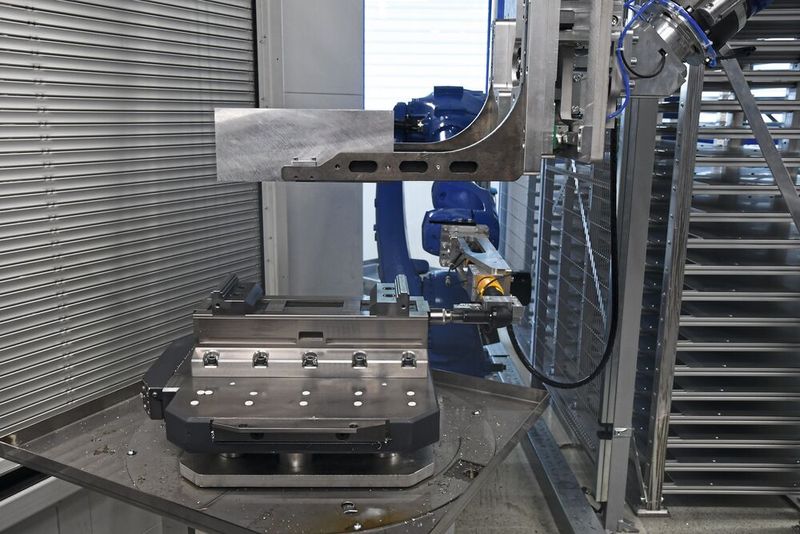 The C2.0 centric clamps, the S2 fixed jaw clamps and the "gredoc" zero-point clamping systems are used for machining the raw parts. Fastening is carried out with width across flats 27.(Image: Gressel)