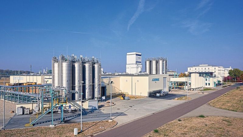 Im heute nicht mehr existierenden Lützkendorf vor 85 Jahren als Raffinerie gegründet, besteht die Marke Addinol als Unternehmen bis heute im rund zehn Kilometer entfernen Leuna. Mehr als 200 Mitarbeiter zählt der Schmierstoffspezialist aktuell.(Bild:  TORSTEN PROSS)