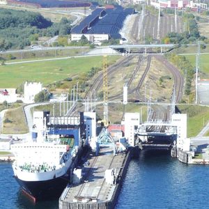 Sassnitz-Mukran auf Rügen ist Handels- und Transportknotenpunkt für Verkehre nach Russland, Skandinavien und ins Baltikum. Die Liegeplätze 4 und 5 des Fährhafens sind als Anleger für die russische Breitspurbahn, den Transrussia-Express, ausgestattet. Bild: Fährhafen Sassnitz