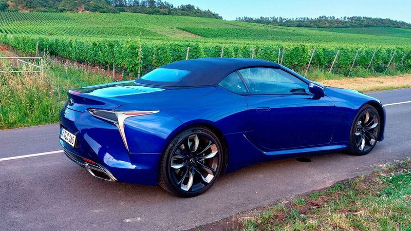 Sofern man mit maximal 50 km/h unterwegs ist, kann man das Dach auch während der Fahrt öffnen und schließen. (Bild: Mauritz – VCG)