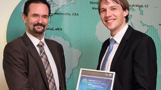 Preisübergabe im verganenen Jahr durch Dr.-Ing. Ralph Böhm, Vice President Research & Development der Bühler Motor (li.). Mit seiner Doktorarbeit zur „Regelung von Zwei-Generator-Bordnetzen und Wirkungsgradsteigerung der Leistungselektronik in Teillast“ überzeugte Dr.-Ing. Klaus Mühlbauer (re.) die Jury des Mechatronic-Award von Bühler Motor. (Bild: Bühler Motor)