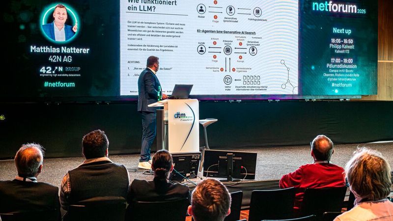 Auch 42N war mit einem Stand auf dem netforum vertreten. CEO Matthias Natterer sprach in seinem Vortrag über KI-gestütztes Engineering für resiliente Infrastrukturen. (Bild: dtm group)