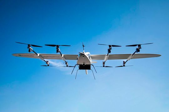 Der Albacopter ist ein Kind, das dem Know-how von sechs Fraunhofer-Instituten entsprungen ist. Er gilt als Symbiose aus Multicopter und Gleiter, indem er wie ein Albatros sehr energiesparend dahinsegeln kann, heißt es. Hier verraten die involvierten Forscher noch mehr...(Bild:  Fraunhofer-IVI)