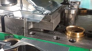 Die Kameras entdecken dabei nicht nur Fremdkörper wie zum Beispiel Schraubenschlüssel oder Stanzreste: Das System prüft auch, ob das Werkzeug korrekt angeschlossen ist und die Platinen richtig eingelegt, umgeformt und entnommen wurden. (Bild: Schuler)