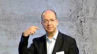 Der langjährige Hauptgeschäftsführer des ZDK, Dr. Axel Koblitz, geht zum Jahresende in den Ruhestand. Im Gespräch mit »kfz-betrieb« blickt er zurück auf teils turbulente Jahre. (Bild: Zietz – »kfz-betrieb«)