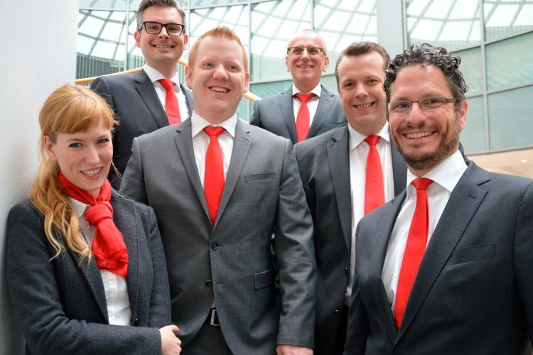 Standen stellvertretend für die Fahrzeug-Werke Lueg der Jury Rede und Antwort (v. li.): Eva Dörrenbach, Benjamin Kaiser, Tobias Schostek, Frank Krüger, Stefan Jansen und Ralf Schütte. (Achter / »kfz-betrieb«)