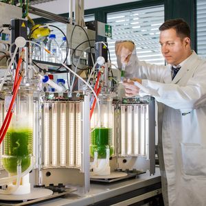 Prof. Brück am LED-Bioreaktor