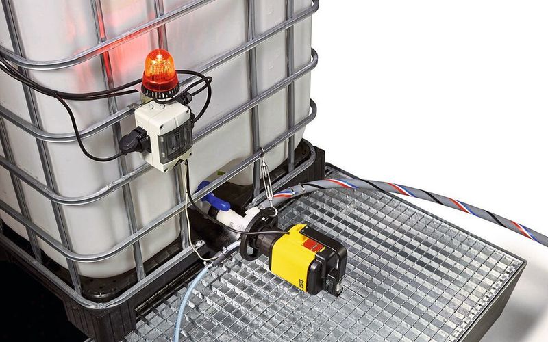 Die neue horizontale IBC Pumpe Lutz B200 in PVDF mit Überwachungsmodul Safetybox (Fotoatelier Bernhard e.K./Lutz Pumpen)
