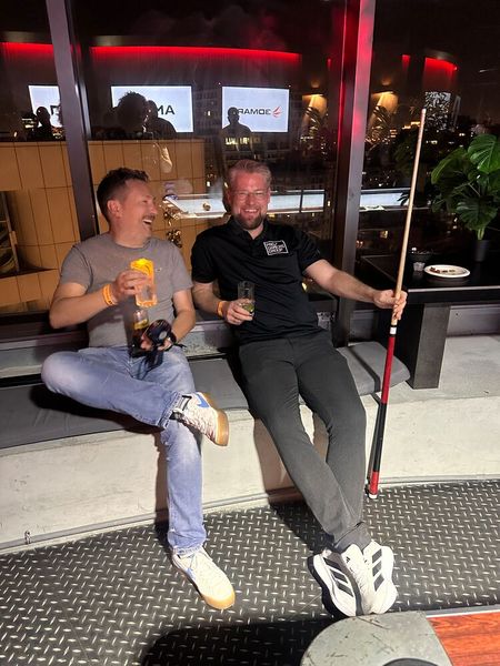 (l.) Justin Fletcher (Tacomas) schaut Henri beim Spielen zu. (Bild: Vogel IT-Medien)