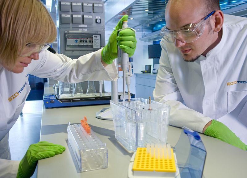 The initiative “BIOTechnikum” comprises lab practicals where participants can work as researchers under the guidance of experienced scientists. (Picture: Federal Mistry of Education and Research)