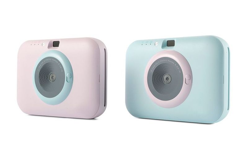 Red Dot Produktdesign 2018: Fotodrucker Pocket Photo PC389 von LG Electronics, Korea: Der Pocket Photo PC389 ist ein Fotodrucker mit integrierter Kamera, der ein Foto direkt ausdrucken kann, nachdem es geschossen wurde. Auch Aufnahmen vom Smartphone können per Bluetooth oder NFC übertragen und an Ort und Stelle ausgedruckt werden. Mit seinen gerundeten Kanten liegt das Gerät angenehm in der Hand. Die Farbgebung in Pastelltönen wirkt freundlich und sorgt dafür, dass sich der Drucker in jede Umgebung einfügt. Nützliche Details wie ein Linsenschutz oder eine Handgelenksschlaufe erleichtern die Handhabung.  Begründung der Jury: Farb- und Formgebung verleihen dem PC389 eine überaus sympathische Anmutung, die darauf verweist, wie kinderleicht sich damit Fotos schießen und drucken lassen.  (Bild: Red Dot/LG)