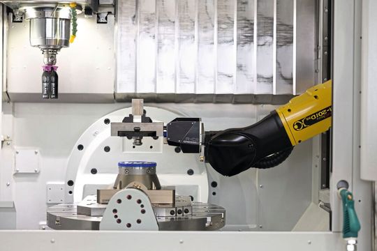 Die «R-C2»-Automation von Gressel ermöglicht die vollautomatische Komplettbearbeitung von Bauteilen bis zu einer Grösse von 217 × 217 × 217 mm.(Bild:  Markus Burkhardt / Spinner Automation)