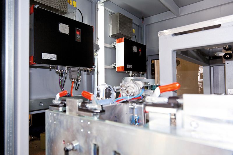Bild 3: Die dezentrale Antriebs- und Positioniersteuerung Movipro-SDC überzeugt durch Zuverlässigkeit und exakte Positionierung. Im Vordergund: das austauschbare Werkzeug. (Bild: SEW-Eurodrive)