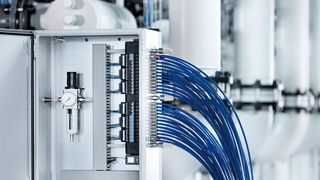 In Wasseranwendungen ist der Einbauplatz oft knapp bemessen. Bei der Entwicklung der Ventilinsel vom Typ 8652 wurde deshalb besonderer Wert auf kompakte Abmessungen gelegt.  (Bürkert Fluid Control Systems)