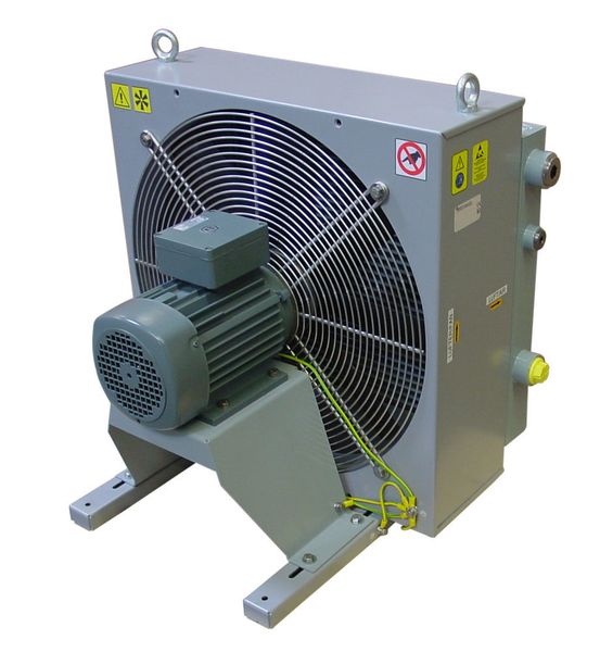 Die Öl-/Luftkühler BLK werden mit Kühlleistungen (Temperaturunterschied 40 K) bis 52 kW bei 300 l/min, sowie bis 33 kW bei 86 l/min für die BNK-Baureihe angeboten. (Bühler Technologies)