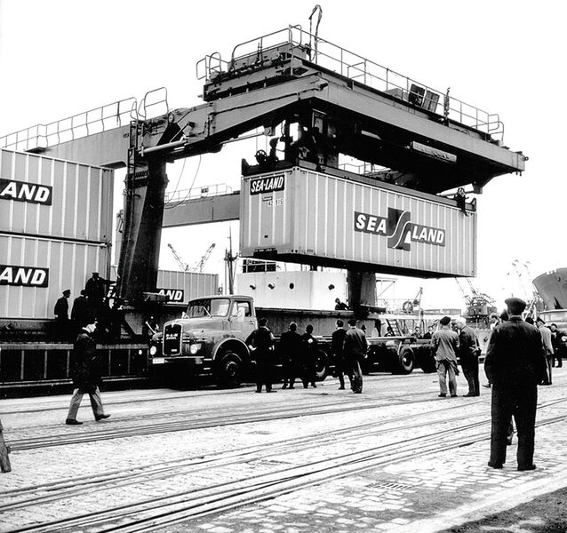 Bremen, Überseehafen, Mai 1966: Erstmals wird ein Container in Deutschland entladen – die Geburtsstunde des Containerumschlags in den Bremischen Häfen. (Bild: BLG-Group)