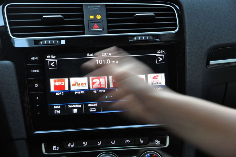 Eine Lösung, um das zu verhindern, ist die Gestensteuerung. Sie hat erstmals ihren Weg in einen Kompaktwagen gefunden. Allerdings ist das System nur sehr eingeschränkt einsetzbar, lediglich Musiktitel und Radiosender lassen sich per Wischbewegung wechseln. (Seyerlein/»kfz-betrieb«)