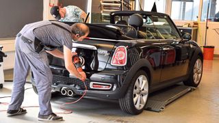 Die Ausgabebereitschaft für eine professionelle Lackpflege ist durchaus beachtlich, wie die Trend-Tacho-Studie zeigt. (Bild: Rubbel/»kfz-betrieb«)