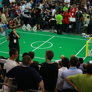 Voller Spannung warteten die Zuschauer in Singapur auf den Beginn der Fußball-Weltmeisterschaft 2010 für Roboter. Bild: Igus