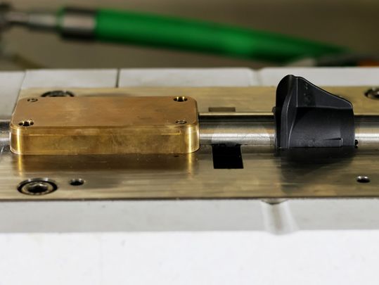 Hydroforming und Fließpressen: Das Metallrohr und die thermoplastische Kunststoffkomponente werden gemeinsam erwärmt und in einem ebenfalls temperierten Werkzeug gemeinsam umgeformt.(Bild:  Fraunhofer IWU)