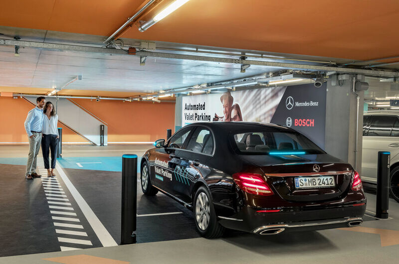 Während der Fahrer das Aprkhaus bereits verlassen hat, fährt das Auto selbstständig zu einen zugewiesenen Stellplatz und parkt ein. (Bosch)