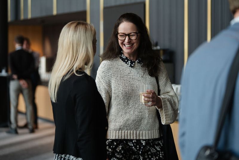 Eintrudeln der Gäse: Eva Kanzler (l.) begrüßte Nadja Pecquet (Leitung Virtuelles Krankenhaus RZV). (Bild: Manuel Emme)