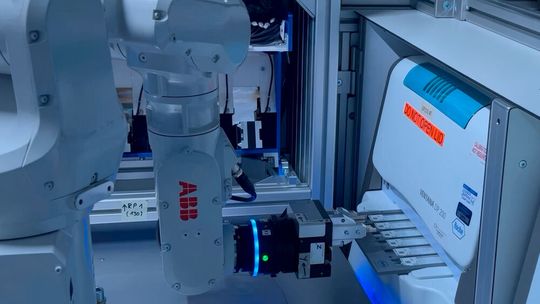 Autonome mobile Manipulatoren transportieren Proben und Materialien zwischen Analysegeräten in zentralen Diagnostiklaboren.(Bild:  ABB Robotics)