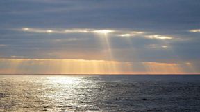 Die Sonne geht über dem Südpazifik auf: Selbst dieser abgelegene Ozean ist mit menschgemachten Schadstoffen verschmutzt. (Bild: Die Sonne geht über dem Südpazifik auf / Jan Steffen / Geomar / CC BY 4.0 / ethz.ch)