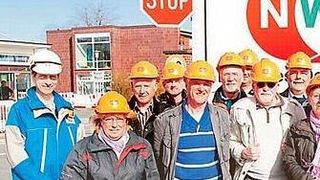 Hafenbetriebsleiter Günter Ramstein (links) empfing zum „Tag der Logistik“ zwei Besuchergruppen der Nord-West-Oelleitung GmbH. (Bild: Knothe)