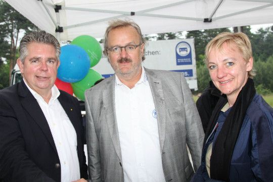 Gäste beim Sommerfest: Obermeister Thomas Lundt (Mitte) empfing Manfred Voit, Vorsitzender des ADAC Berlin-Brandenburg, und seine Ehefrau Katrin. (Foto: Innung)